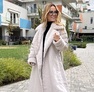 Beatrix kabát beige – Hosszított női télikabát szőrmegallérral, steppelt ujjal és megkötős övvel – Innova Fashion – 2. kép